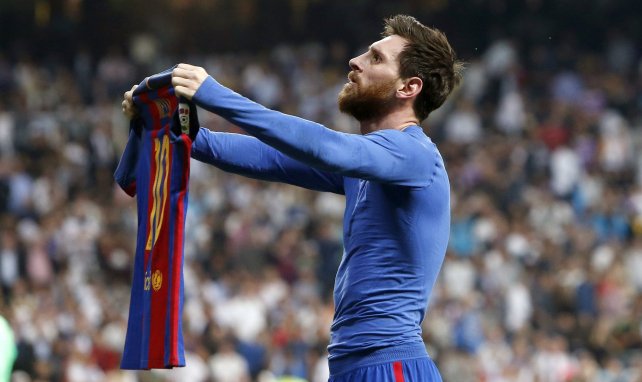 Lionel Messi chambre les supporters du Real en brandissant son maillot