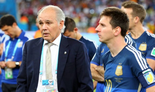 Lionel Messi et Alejandro Sabella après la finale de la Coupe du Monde 2014