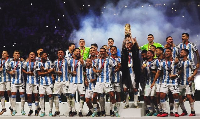 Leo Messi soulève la Coupe du Monde