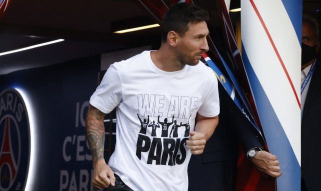 Lionel Messi juste avant de pénétrer sur la pelouse du Parc des Princes lors de sa présentation