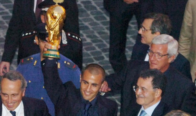 Fabio Cannavaro et Marcello Lippi avec la Coupe du monde 2006