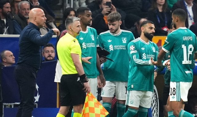 Arne Slot et les joueurs de Liverpool face à Galatasaray