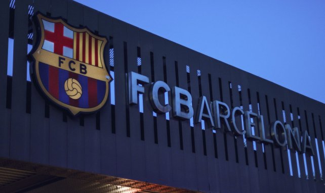 Le logo du FC Barcelone au niveau du Camp Nou