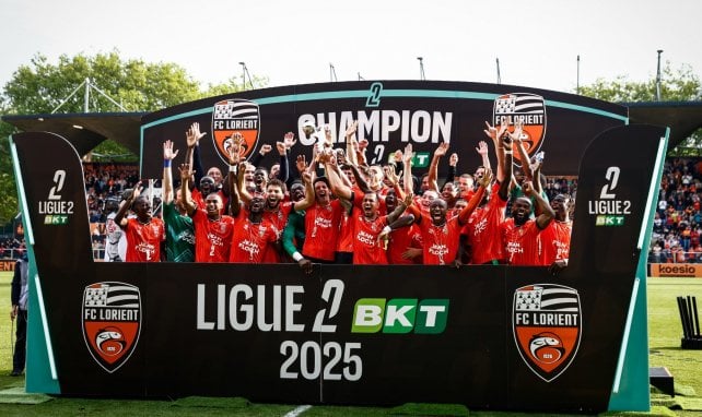 Les joueurs de Lorient fêtent leur titre de Ligue 2