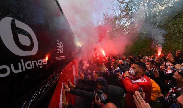 Les supporters lillois accompagnent le bus qui parcourt 30 km jusqu'à Lens