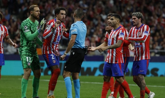 Les joueurs de l'Atlético protestent contre l'arbitre