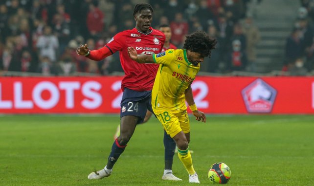 Duel entre Amadou Onana et Samuel Moutoussamy lors de LOSC - Nantes
