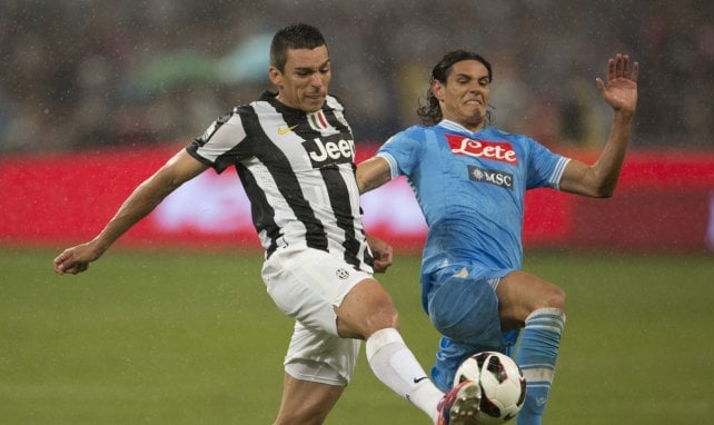 Lucio contre Cavani à l'occasion d'un Juventus-Naples