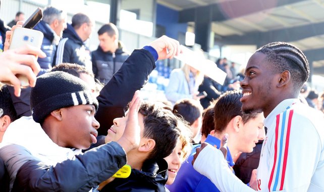 Castello Lukeba tout sourire avec les supporters de l'OL