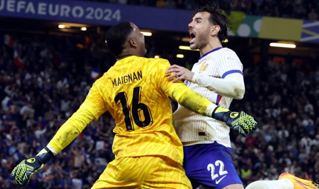 Mike Maignan (à gauche) célébrant la qualification de la France en demi-finale de l'Euro 2024 avec Théo Hernández (à droite).