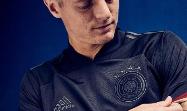 Toni Kroos avec le nouveau maillot extérieur de la Mannschaft 
