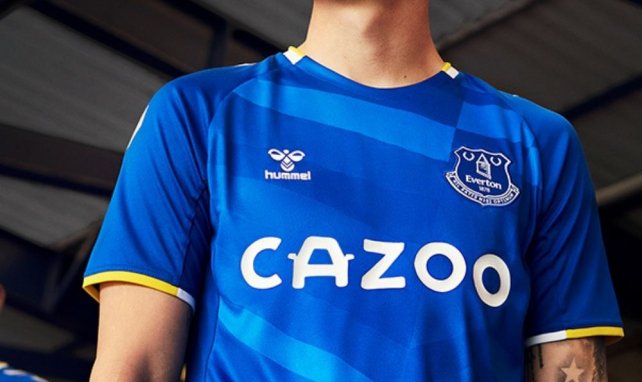 James Rodriguez avec le nouveau maillot domicile d'Everton !