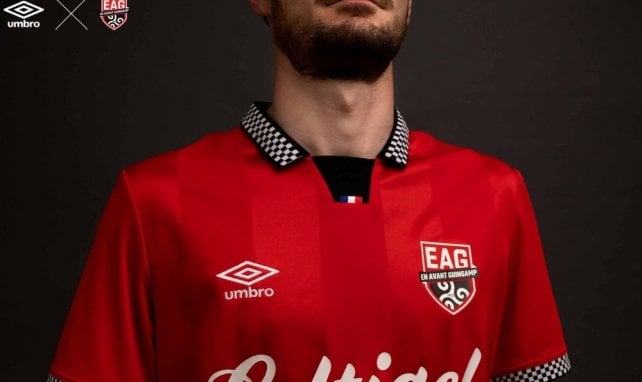 Le nouveau maillot domicile de l'En Avant Guingamp, conçu par Umbro