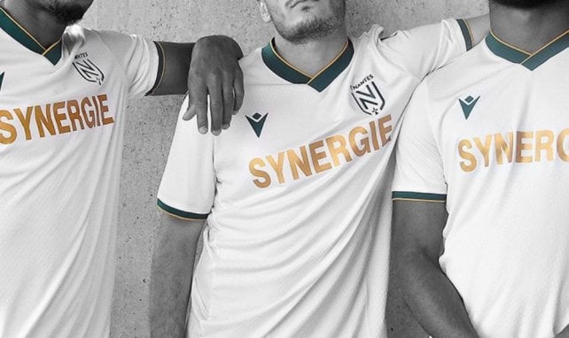 Les joueurs du FC Nantes posent avec le maillot extérieur 2021-2022