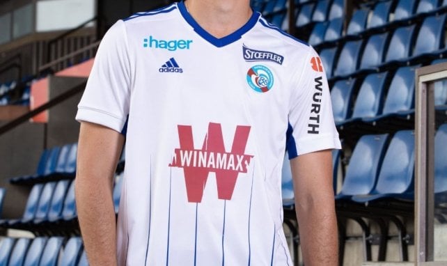 Ludovic Ajorque avec le maillot extérieur 2021-2022 de Strasbourg sur les épaules