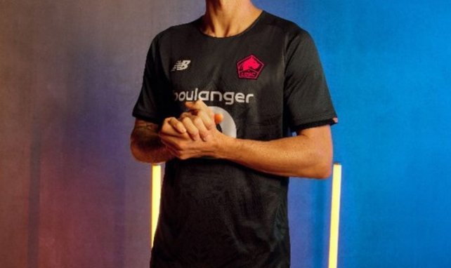 José Fonte avec le maillot third 2021-2022 du LOSC sur les épaules