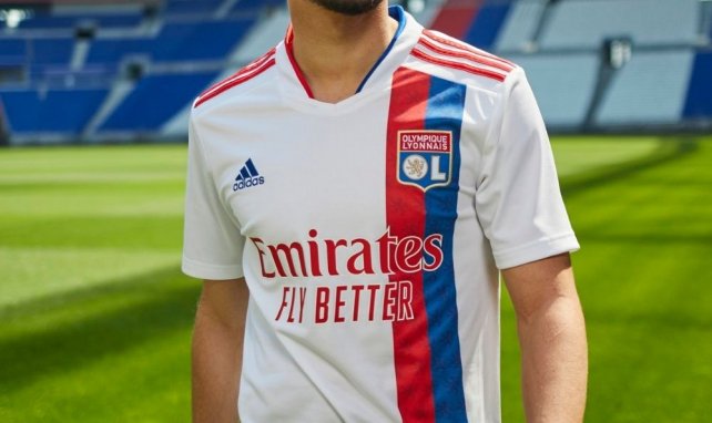 Houssem Aouar avec le nouveau maillot domicile de l'OL !