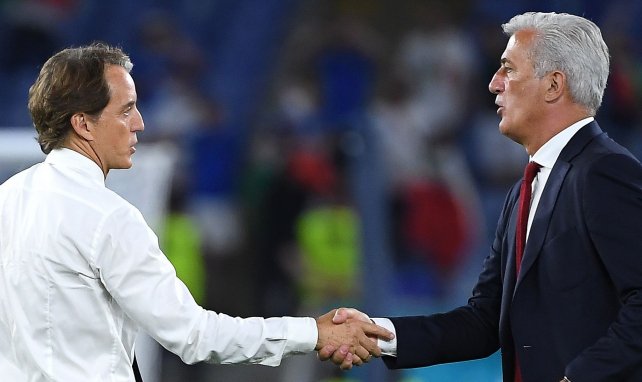 Vladimir Petkovic et Roberto Mancini se félicitent après le match d'ouverture de l'Euro 2020