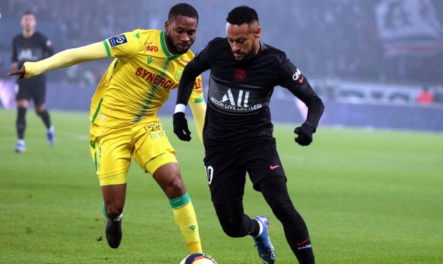 Marcus Coco en action face à Neymar. 
