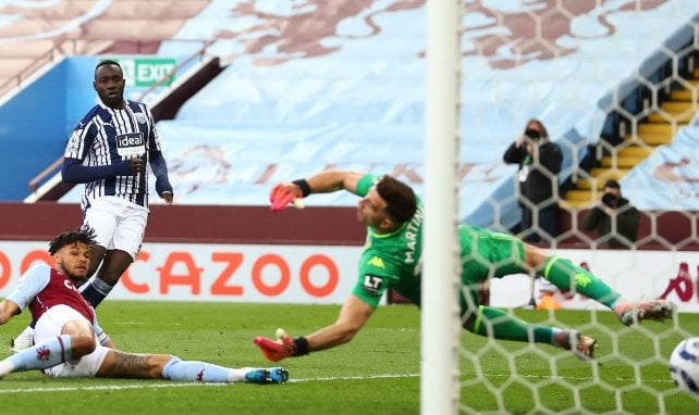 Emiliano Martinez encaissant un but avec Aston Villa