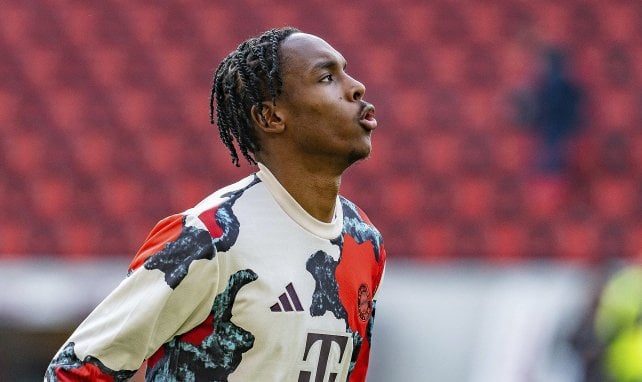 Mathys Tel à l'échauffement avec le Bayern Munich