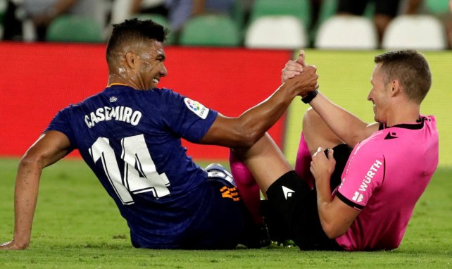 Casemiro se retrouve au sol avec l'arbitre