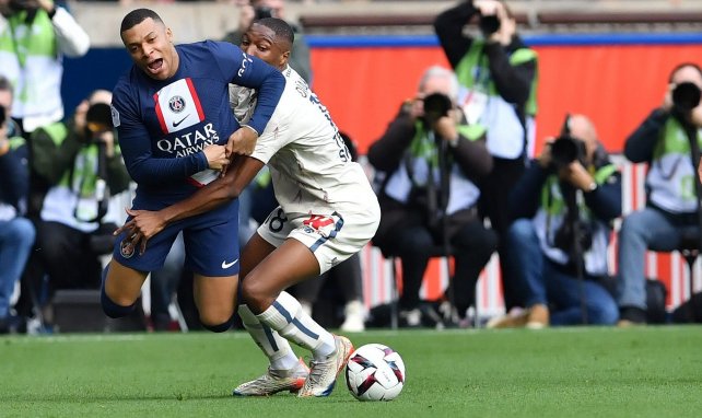 Kylian Mbappé (PSG) et Bafodé Diakité (Lille) au duel