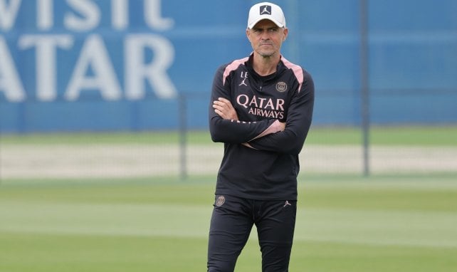 Luis Enrique observant l'entraînement
