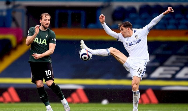 Harry Kane (Tottenham) face à Diego Llorente (Leeds United)