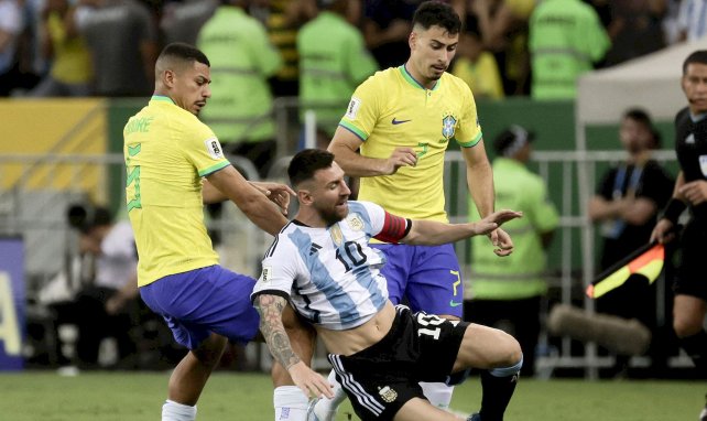 André et Martinelli (Brésil) face à Messi (Argentine)