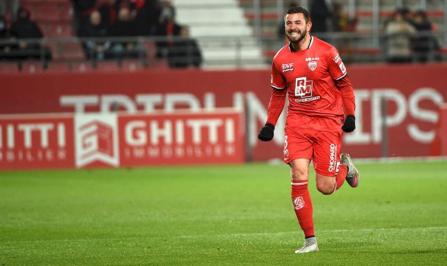 Ligue 2 : Dijon croque Laval, Paris assure à Pau, Caen chute en Corse