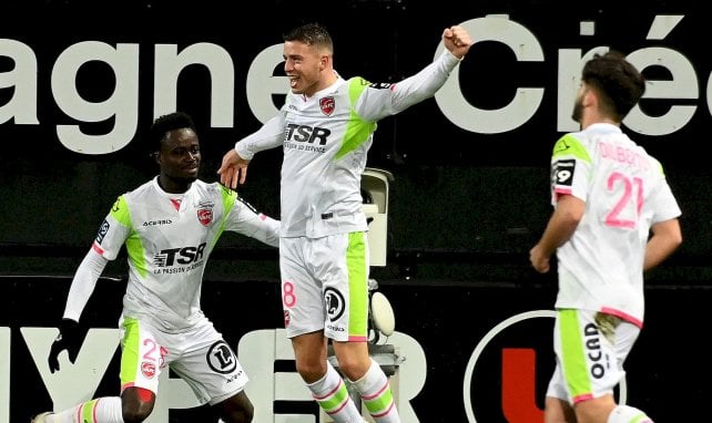 Baptiste Guillaume célèbre un but avec Valenciennes
