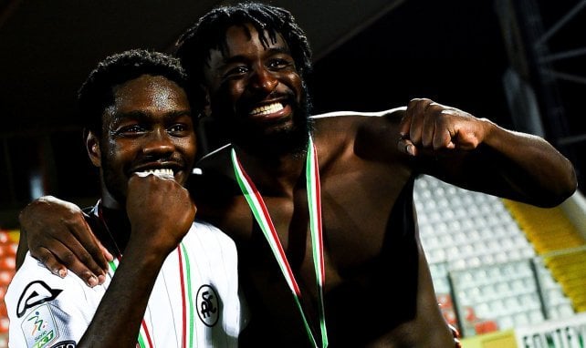 M'Bala Nzola, à droite, célèbre la montée en Serie A avec Spezia