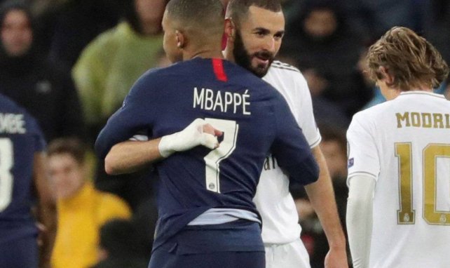 Kylian Mbappé et Karim Benzema se congratulent lors d'un PSG-Real Madrid