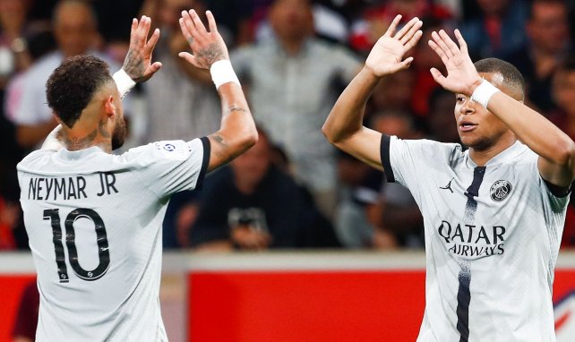 Kylian Mbappé et Neymar célèbrent un but. 
