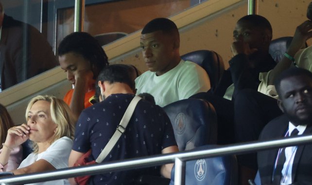 Kylian Mbappé dans les tribunes du Parc des Princes