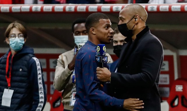 Kylian Mbappé et Thierry Henry en marge d'un match de Ligue 1