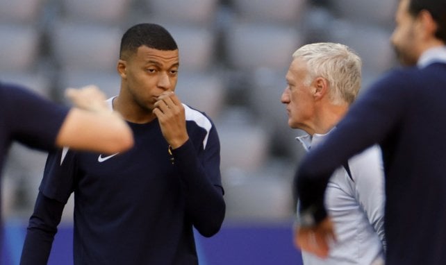 Kylian Mbappé et Didier Deschamps en équipe de France