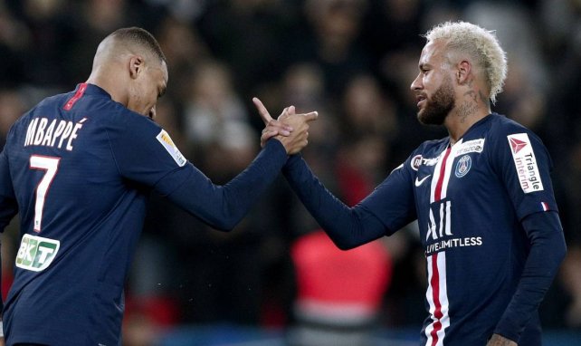 L'accolade entre Kylian Mbappé et Neymar 