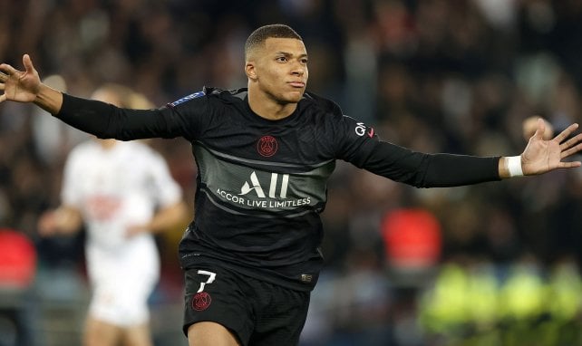 Kylian Mbappé plane après un but avec le PSG