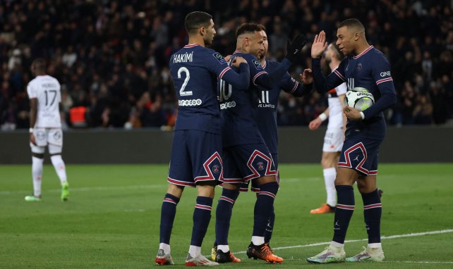 Kylian Mbappé tout sourire avec ses partenaires contre le FC Lorient