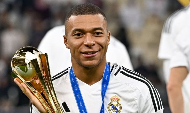 Kylian Mbappé avec le trophée de la Coupe Intercontinentale