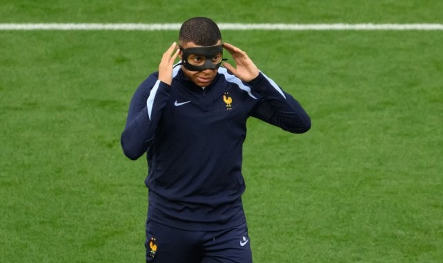 Mbappé avec son masque à l'entraînement pendant l'Euro 2024 