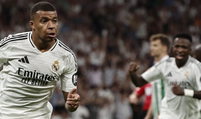 Kylian Mbappé célèbre un but face au Betis