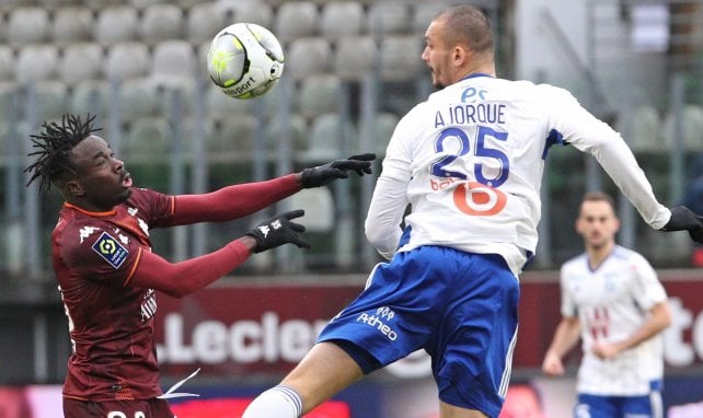 Amadou Mbengue à la lutte avec Ludovic Ajorque en Ligue 1