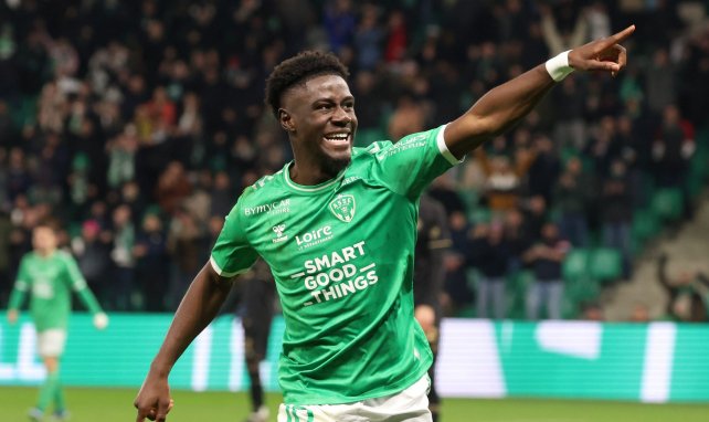 Nathanaël Mbuku célèbre un but avec l'ASSE