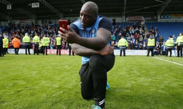 Akinfenwa sous le maillot de Wycombe Wanderers.