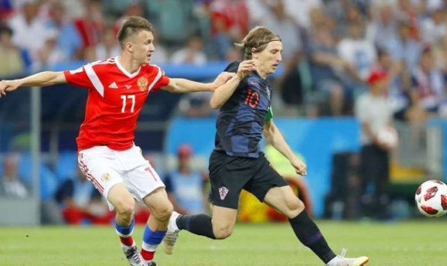 Aleksandr Golovin au duel avec Luka Modric lors de la Coupe du Monde 2018