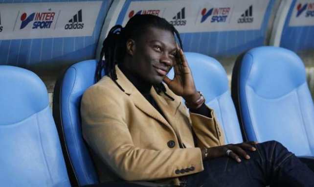 Bafétimbi Gomis sur le banc avant la rencontre entre l'OM et le PSG au Stade Orange Vélodrome en Lig
