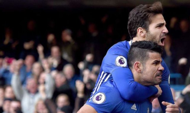 Cesc Fabregas et Diego Costa célèbrent un but de Chelsea en Premier League